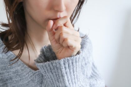 【胸焼け・長引く咳】逆流性食道炎の原因と「やってはいけない」習慣